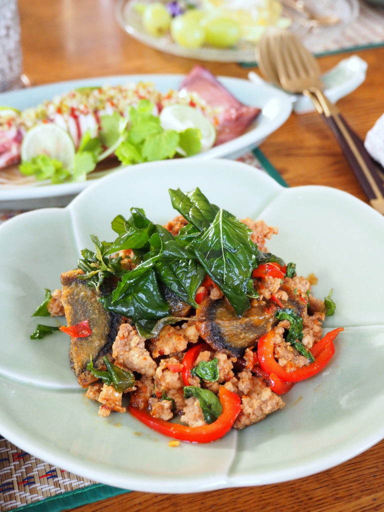 美味いタイ料理をまたまた発見 揚げピータン入りガパオ炒め タイはおいしい天国