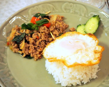 鶏肉のガパオ炒め、タイの家庭バージョンを習う！