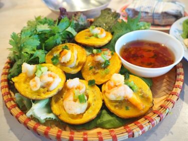 ベトナムのストリートフード「バインコット」はたっぷりの野菜といただくヘルシーたこ焼きでした。